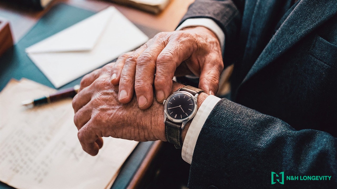 Ejecutivo consultando su reloj durante una jornada de trabajo
