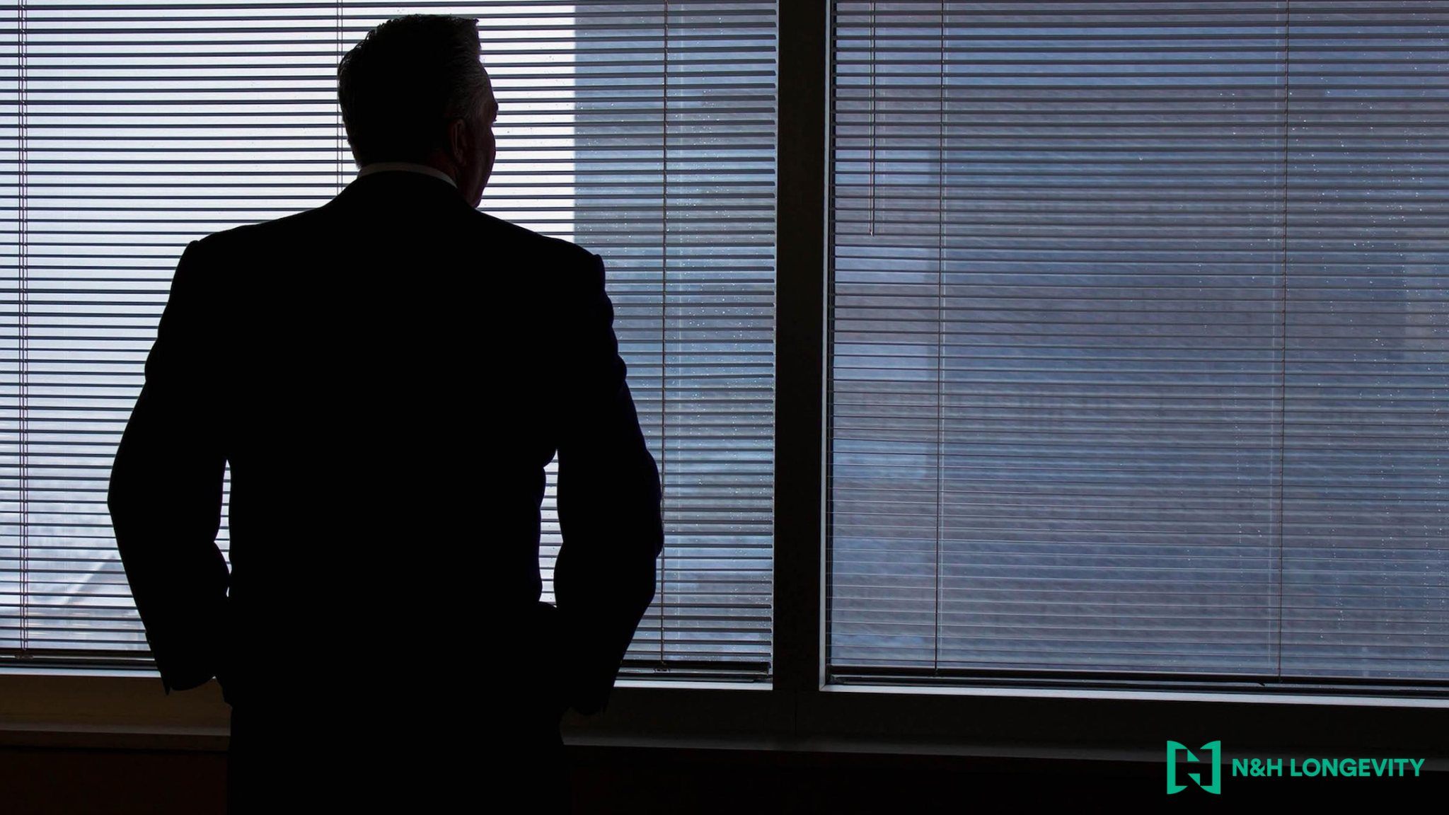 Ejecutivo frente a una ventana, imagen del artículo sobre estrés y cortisol