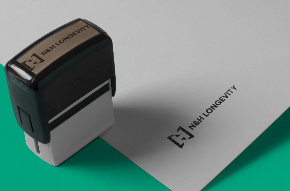 Sello corporativo de N&H LONGEVITY sobre documentación clínica